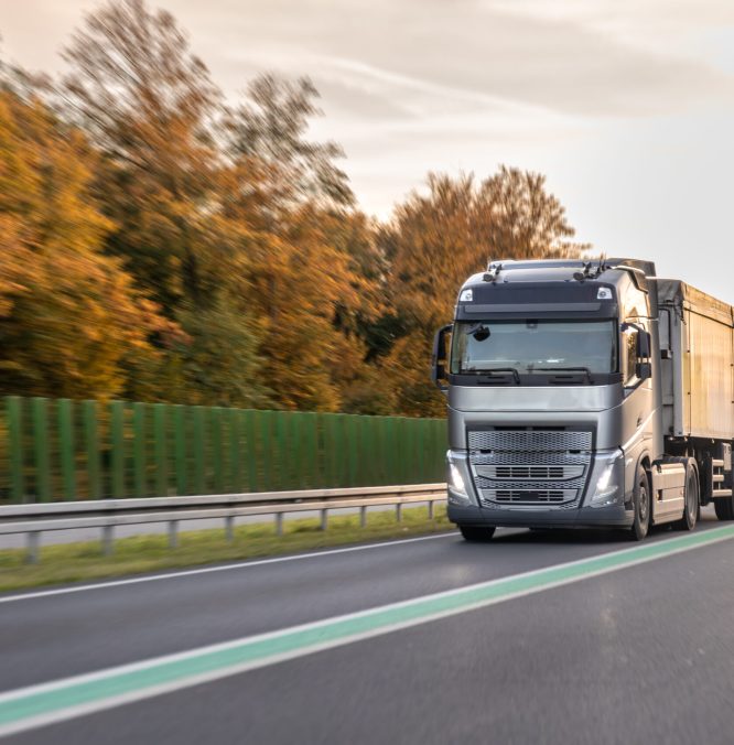 A powerful gray tractor with semitrailer speeds along a fast highway beside green sound barriers and golden trees. Dynamic logistics vibe in golden hour light. SSUCv3H4sIAAAAAAAAA41Py46DMAz8F59BIstjgV+pesjDS60CqRKz1Qrl39ehVHvdHKwZT+wZ70AORsC2sUPXVqWpv6pSKSn9YFz5Uau6apuuN4OBApxmhFHVTdV9qn7olaq7Sl4BRkeyMO5A87xFDprJrzCKEnB1GA6IjtgH0rOwVEBkzVvEKGPCrOyeRD34e99lz30JKOZxMxmk4p+9awF6wtX+5P0pB5lRH3YXke5PxrCc3p5vOWKGj0CW1unMJKf45YVXz3n2cGBv7+TO4dcZN5JuyF6wPWavHbpT3sxCzG8a8Jvw+fc7pfQLBfsZx4QBAAA=